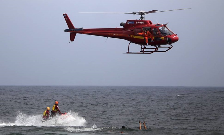 Resultado de imagem para Um helicóptero caiu, na manhã desta terça-feira (23), na Praia do Pina, na Zona Sul do Recife